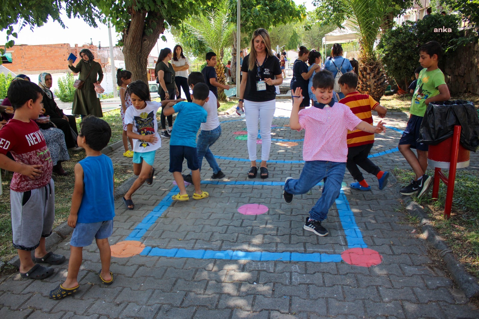 KARŞIYAKA CUMHURİYET MAHALLESİ’NDE YAŞAM SOKAĞA TAŞTI