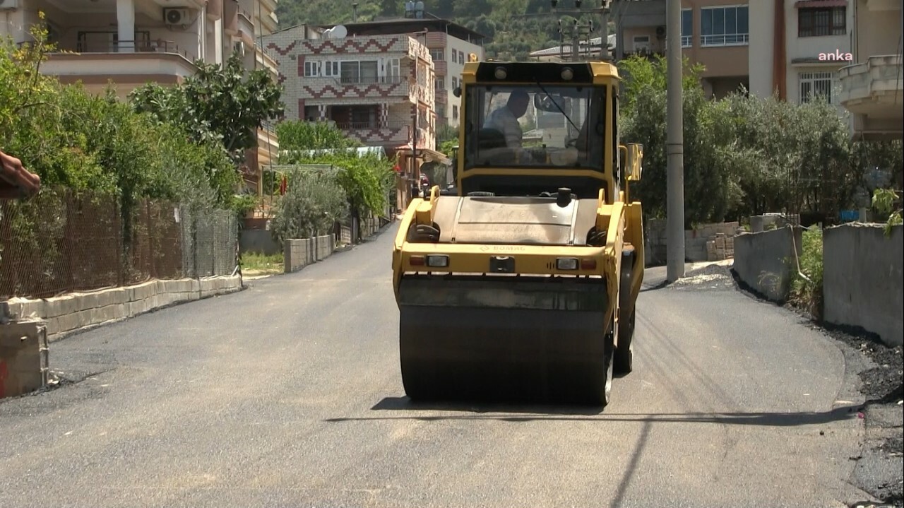 SAMANDAĞ BELEDİYESİ EKİPLERİ, YOL ÇALIŞMALARINA DEVAM EDİYOR