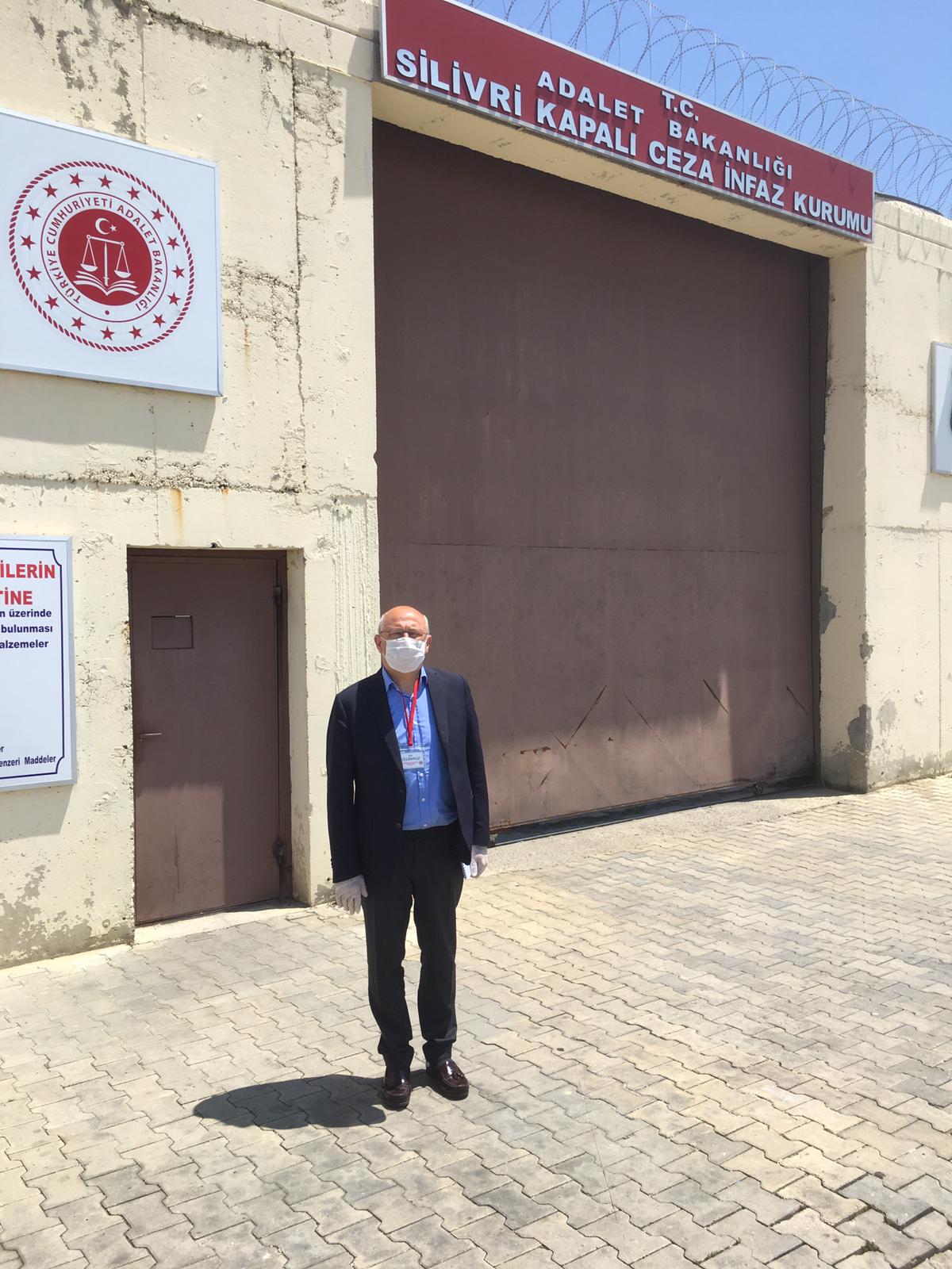 TUTUKLU GAZETECİLER SALGINDA İYİCE AĞIRLAŞAN TECRİTİ ÇAKIRÖZER’E ANLATTILAR: AVLUDAN BİLE KONUŞMAMIZI ENGELLEDİLER
