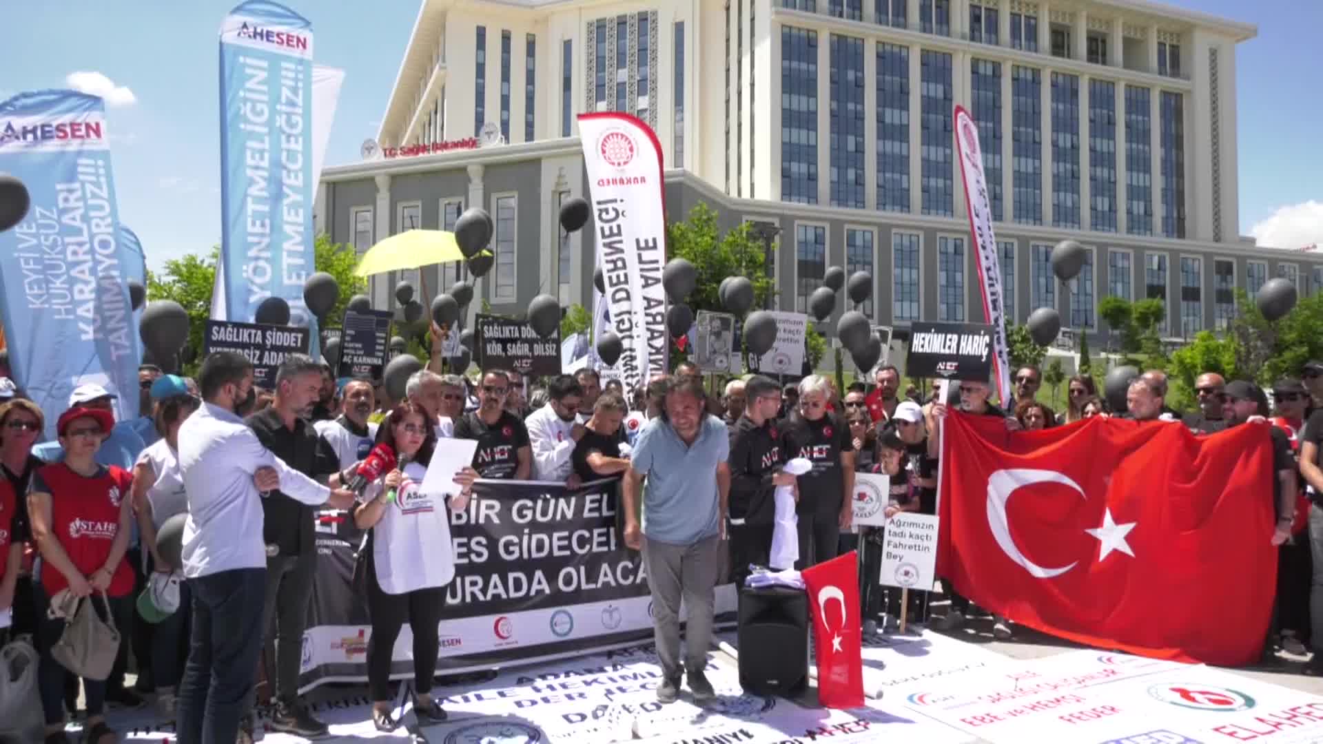 AİLE HEKİMLERİ SAĞLIK BAKANLIĞI ÖNÜNDE: “AİLE HEKİMLİĞİ SÖZLEŞME VE ÖDEME YÖNETMELİĞİ İPTAL EDİLSİN”