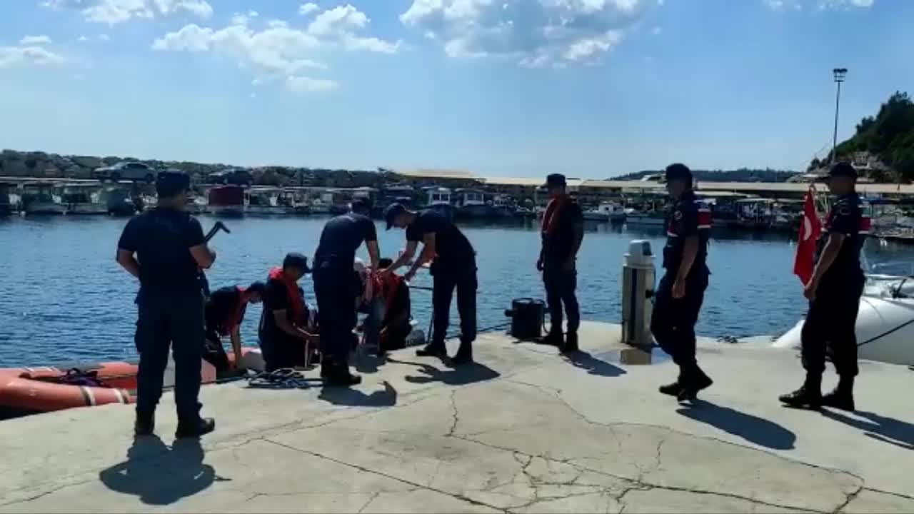 İZMİR'DEN TEKNE İLE YUNANİSTAN'IN SİSAM ADASI'NA KAÇMAYA ÇALIŞAN FETÖ HÜKÜMLÜSÜ ESKİ DOKTOR VE ÖĞRETMEN YAKALANDI