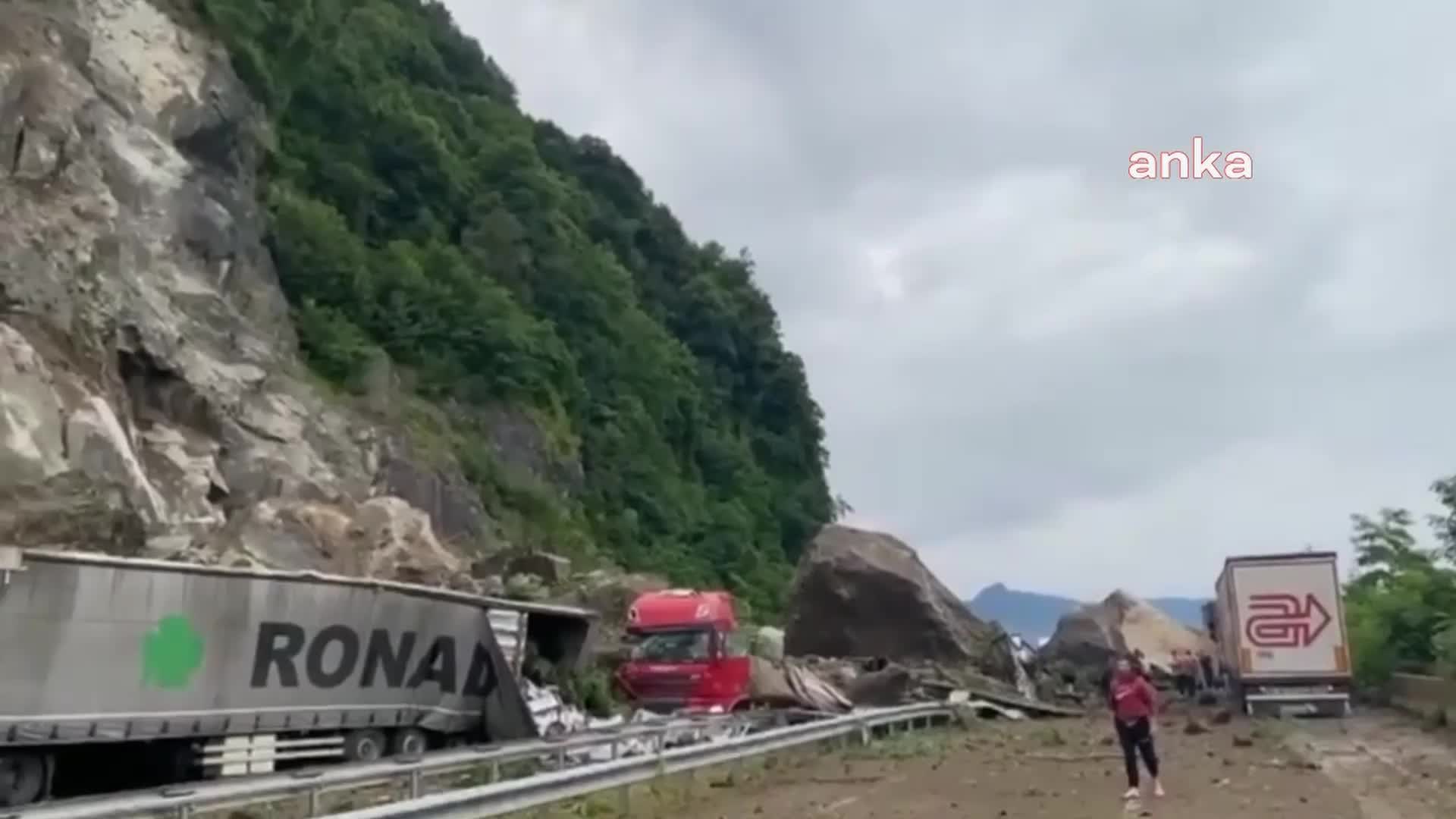 HOPA VE KEMALPAŞA YOLUNDA HEYELAN: DEV KAYALAR TIRLARIN ÜZERİNE DÜŞTÜ, 1 KİŞİ YAŞAMINI YİTİRDİ