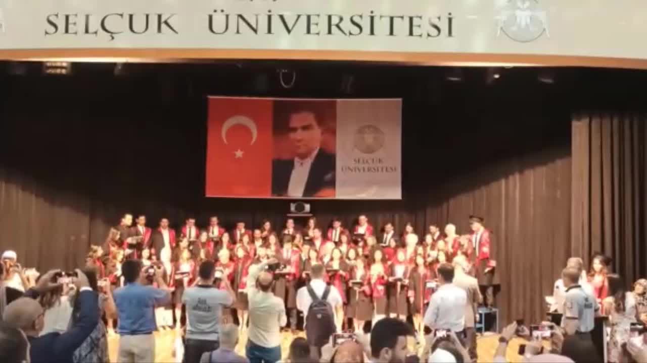 SELÇUK ÜNİVERSİTESİ’NDE “HEKİMLİK ANDI” DEĞİŞTİRİLDİ; ÖĞRENCİLER ORİJİNAL ANDI OKUYUNCA IŞIKLAR SÖNDÜRÜLDÜ, PERDE KAPATILDI