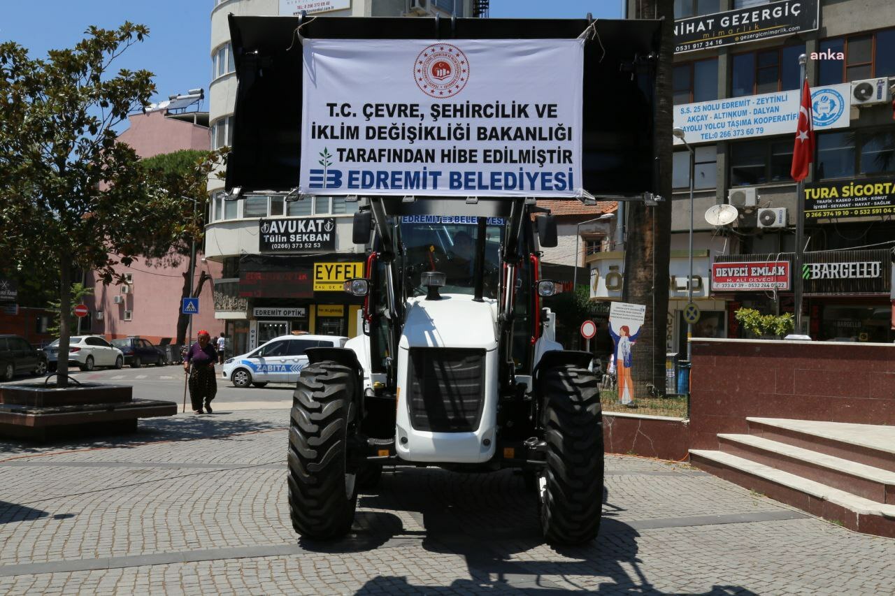 EDREMİT BELEDİYESİ’NE YENİ İŞ MAKİNESİ