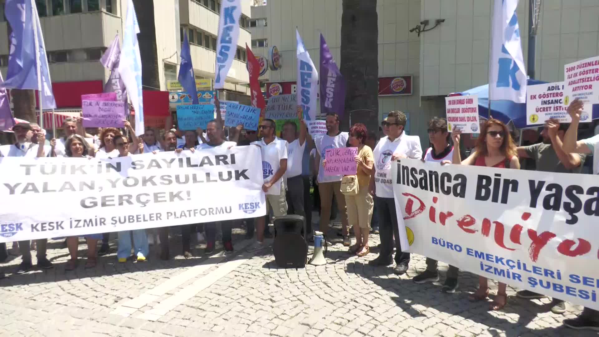 İZMİR'DEKİ KAMU ÇALIŞANLARI: "BAYRAM ÖNCESİ ENFLASYON FARKINI 'ZAM MÜJDESİ' OLARAK VERMENİZ AKLIMIZLA DALGA GEÇMEKTİR"