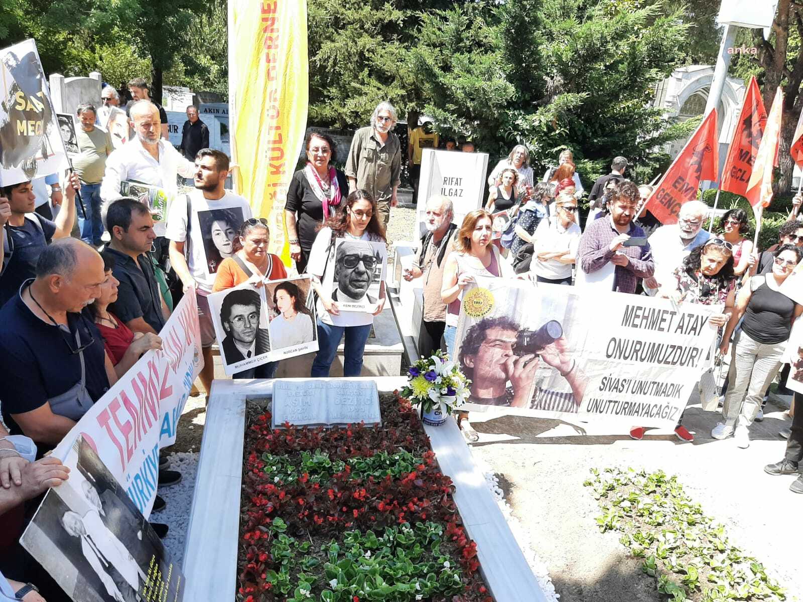 SİVAS KATLİAMI'NIN YILDÖNÜMÜNDE ASIM BEZİRCİ, KABRİ BAŞINDA ANILDI