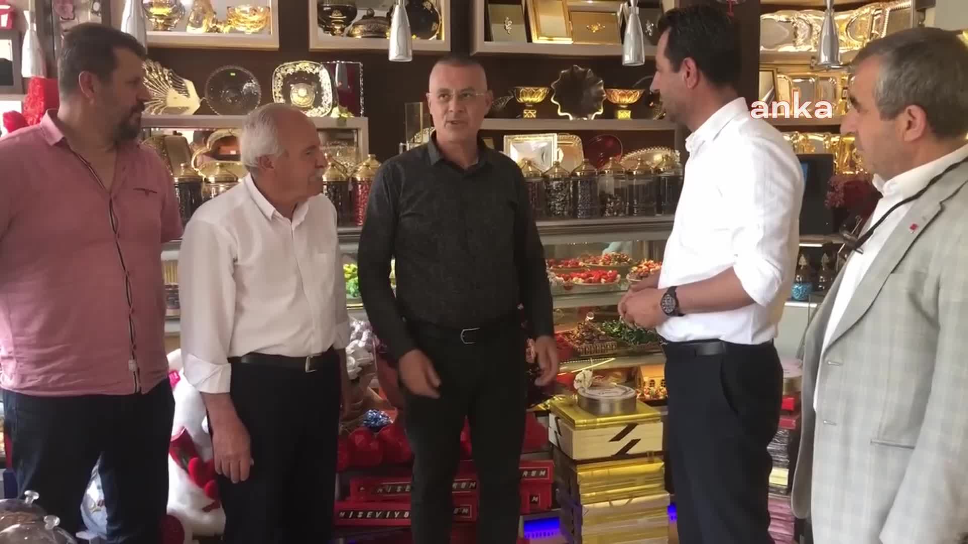 NİĞDELİ ESNAF: “VATANDAŞIN, ALIM GÜCÜNÜ DOLARA ENDEKSLEDİĞİN ZAMAN YETİŞMESİ MÜMKÜN DEĞİL. ARADAKİ FİREYİ, KREDİ KARTIYLA KAPATMAYA ÇALIŞTI. AMA BU AY İTİBARİYLE KREDİ KARTI LİMİTLERİ DE DOLMUŞTUR”