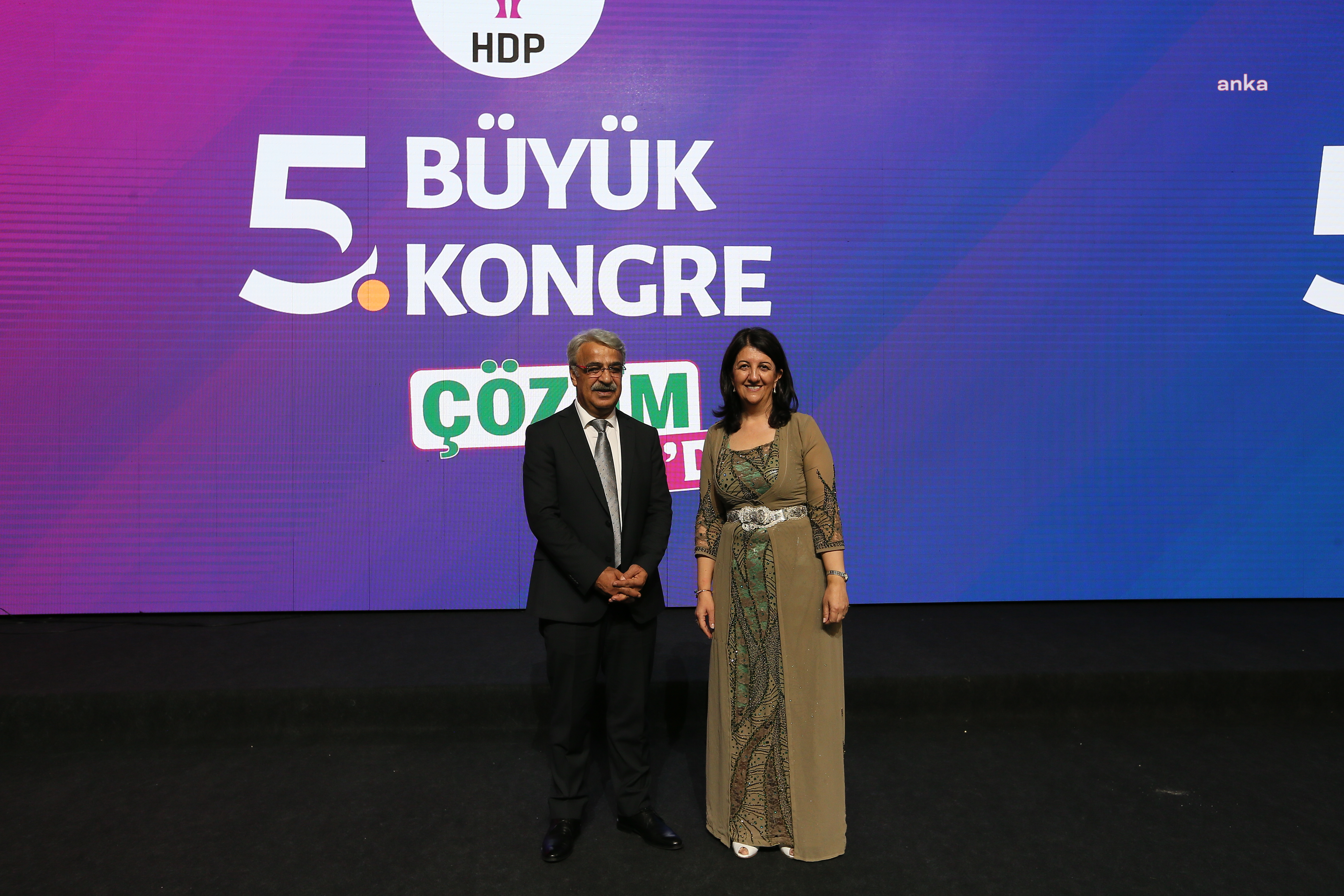 PERVİN BULDAN VE MİTHAT SANCAR, HDP EŞ GENEL BAŞKANLIĞI'NA YENİDEN SEÇİLDİ