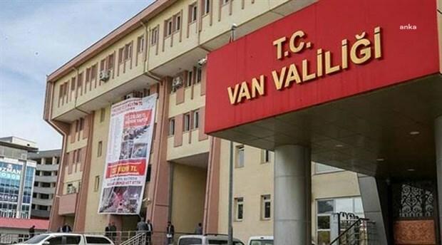JANDARMA 'DUR' İHTARINA UYMAYAN MİNİBÜSE ATEŞ AÇTI: 1 ÖLÜ, 12 YARALI