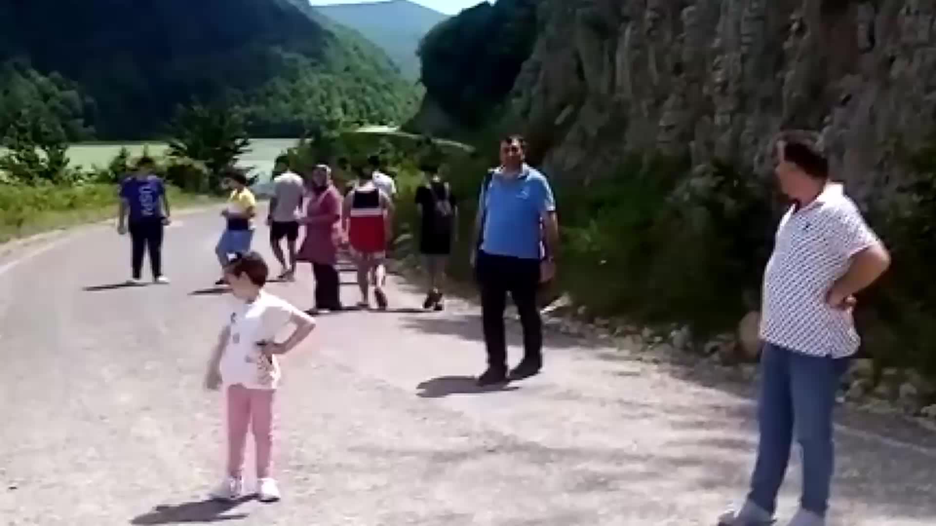 SİNOP'TAKİ TATLICA ŞELALESİ'NE GİTMEK İSTEYENLER 8 KM YÜRÜMEK ZORUNDA KALIYOR: “DEVLET BİR AN ÖNCE BU YOLU AÇSIN”