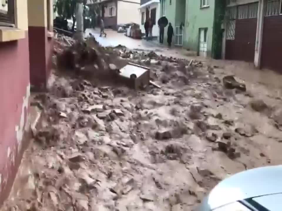 ORHANGAZİ'DE OLUŞAN SEL DEREYİ ARATMADI