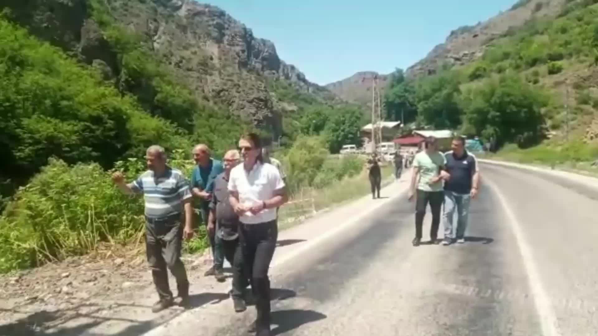 ARDANUÇLULAR, ARTVİN-ARDAHAN KARAYOLUNU KAPATARAK HES PROJESİNİ PROTESTO ETTİ