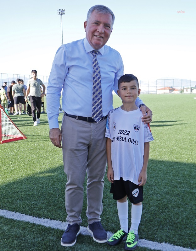 HONAZ BELEDİYESİ'NİN YAZ FUTBOL OKULU'NDA EĞİTİMLER BAŞLADI