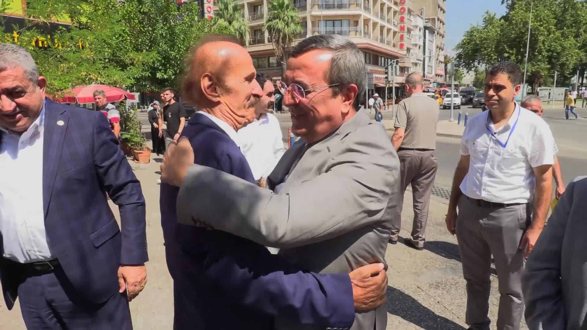 İZMİR'DE "ESNAFIN AĞABEYİ" MEHMET GÖNEN'E BÜYÜK JEST