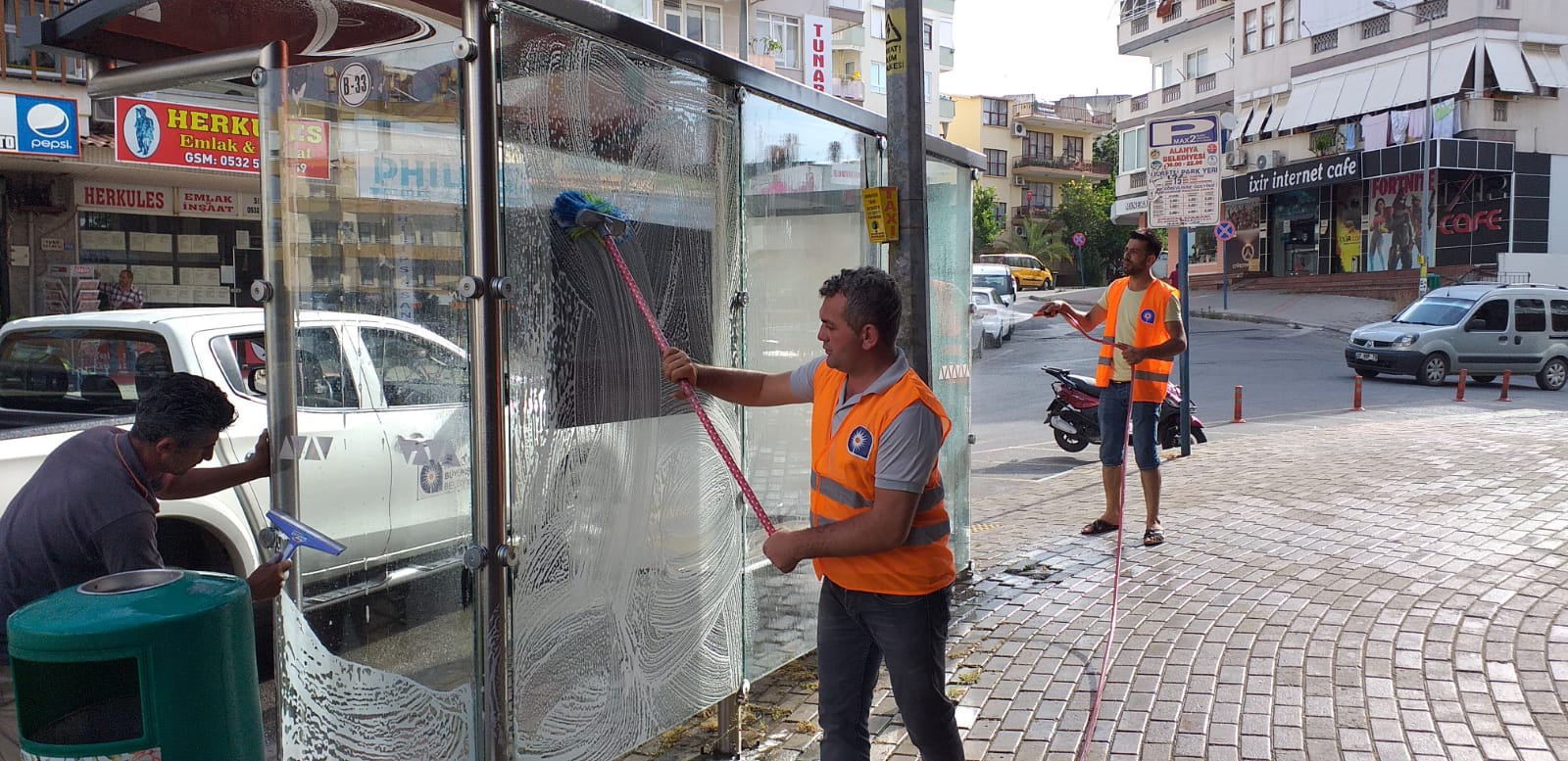 ALANYA'DA OTOBÜS DURAKLARI TEMİZLENİYOR