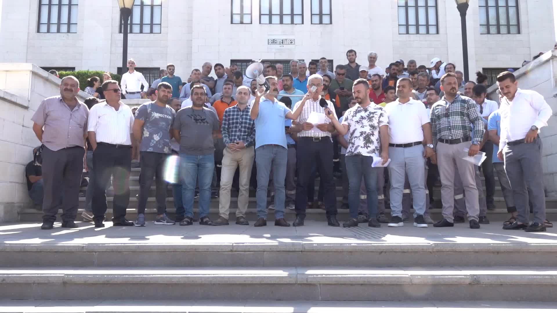 BELEDİYE İŞ HATAY ŞUBESİ, AKP’Lİ BELEDİYE MECLİS ÜYELERİNİ PROTESTO ETTİ: MUHALEFETİN ELİNDEKİ BELEDİYELERİ ÇALIŞMAZ HALE GETİRMEK UCUZ SİYASET YAPIYORSUNUZ”