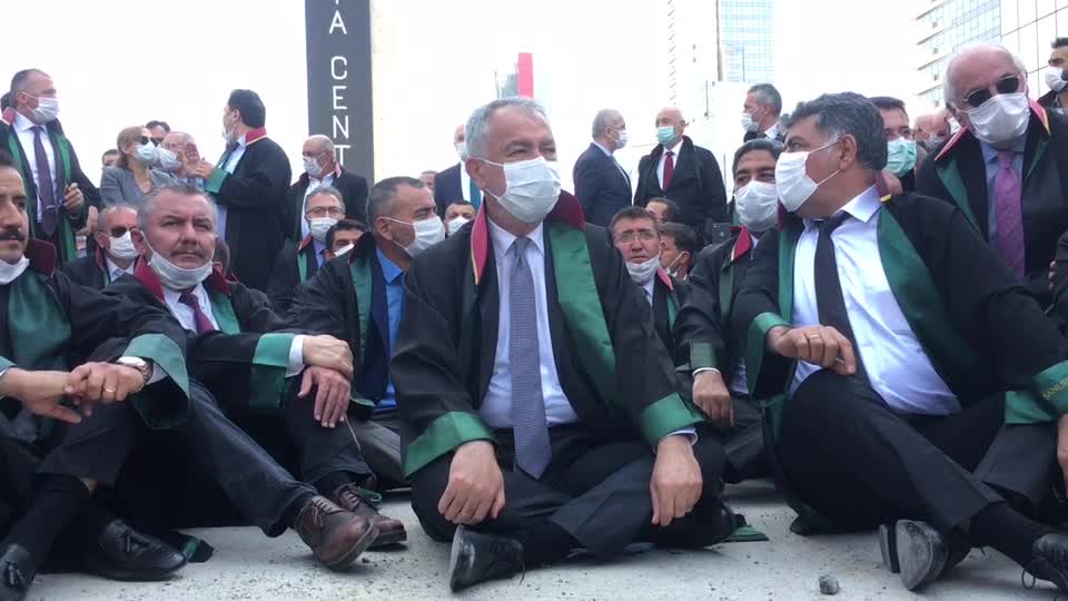 BAŞKENT’E GİRİŞİ ENGELLENEN BARO BAŞKANLARI OTURMA EYLEMİNE BAŞLADI