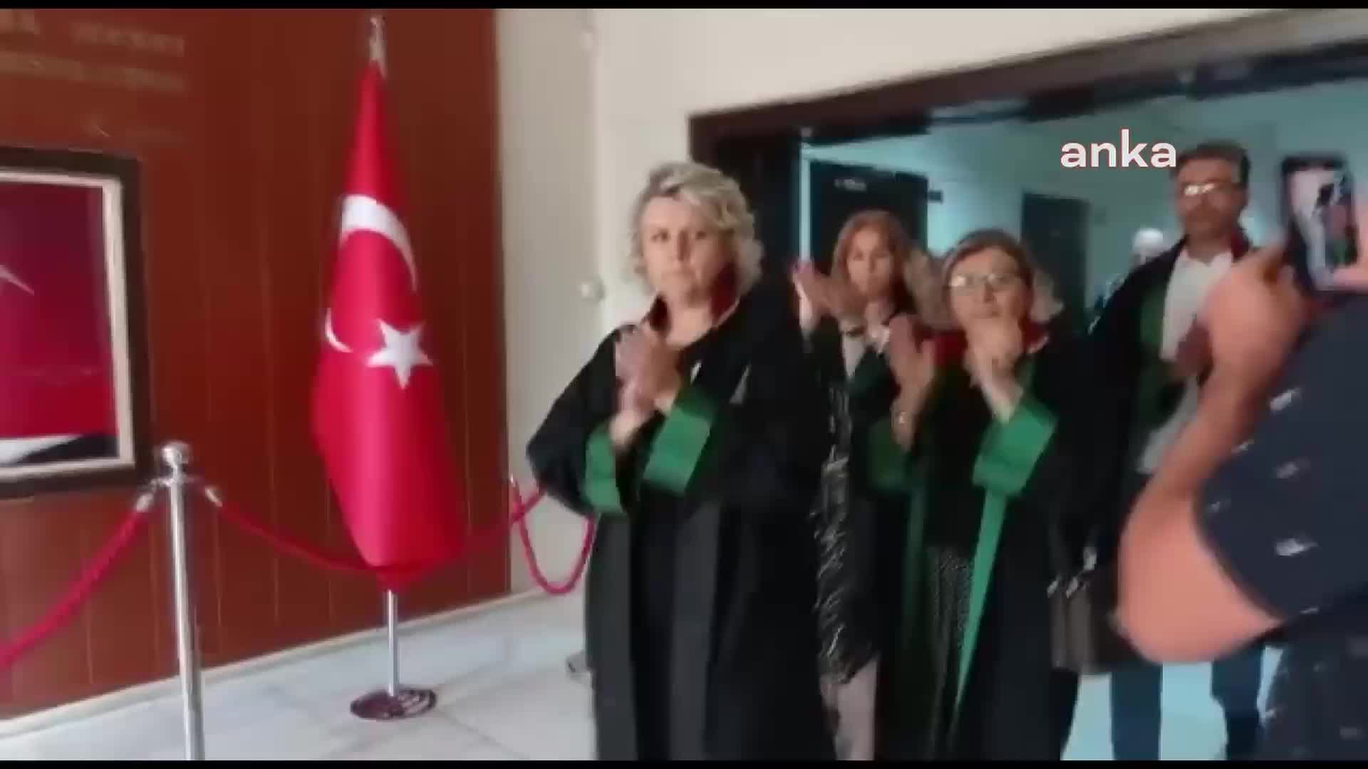 BİLECİKLİ AVUKATLAR, MESLEKTAŞLARININ ÖLDÜRÜLMESİNİ ALKIŞLARLA PROTESTO ETTİ: “BAŞIMIZ SAĞ OLMAYACAK BİZİM”