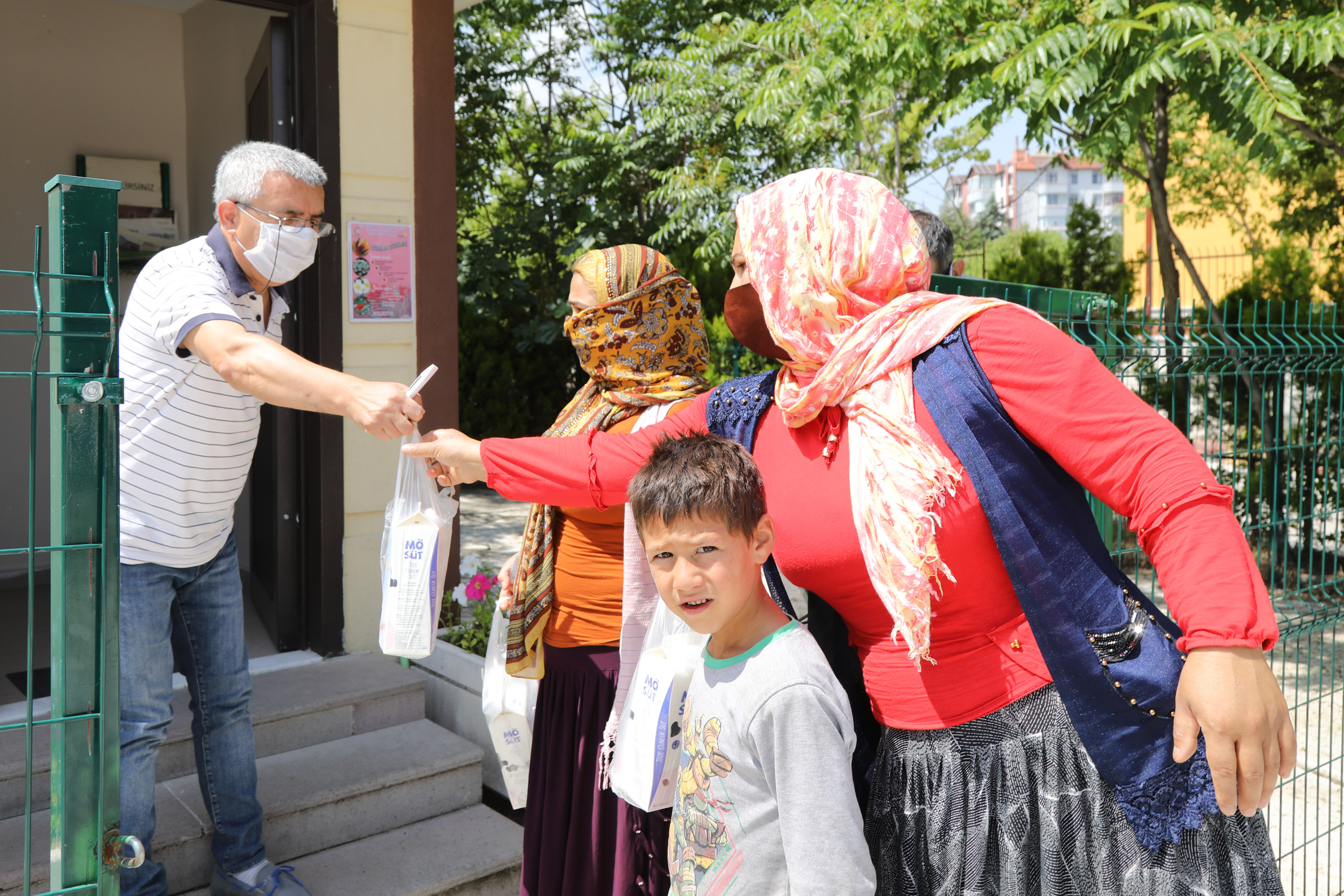 ÇANKAYA'DA ÇOCUKLARA SÜT DAĞITIMI DEVAM EDİYOR