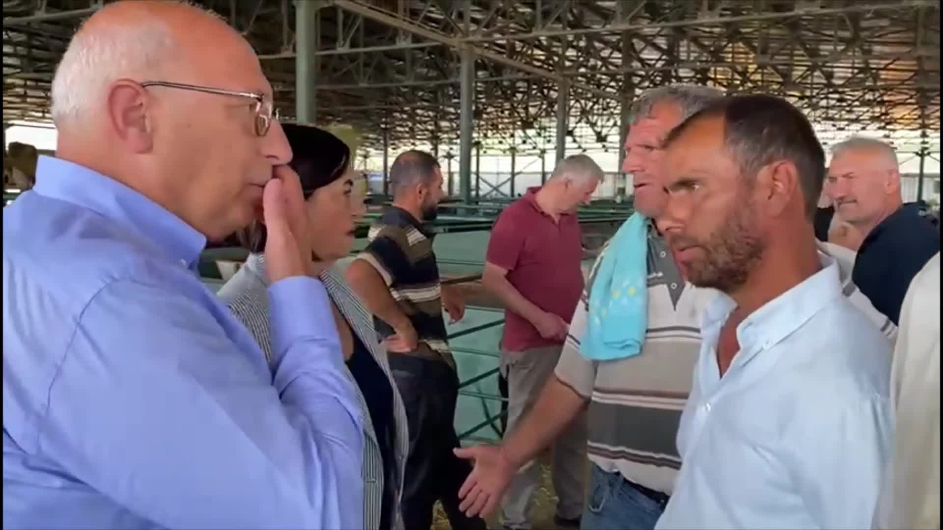 CHP’Lİ ÇAKIRÖZER VE SÜLLÜ HAYVAN PAZARINI ZİYARET ETTİ, BESİCİ: “KOYUNUMU SATTIM. DAVARIM KALDI, ONLARI DA SATACAĞIM. BEN DE ŞEHRE GELECEĞİM, AÇLAR KERVANINA BEN DE KATILACAĞIM”