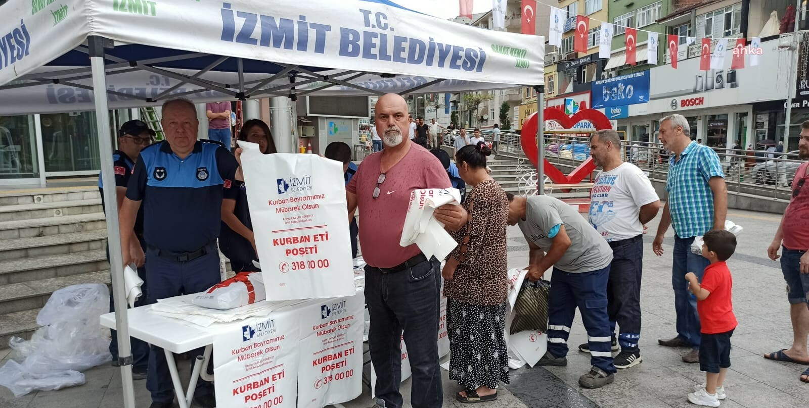 İZMİT BELEDİYESİ YURTTAŞLARA 40 BİN KURBAN POŞETİ DAĞITTI