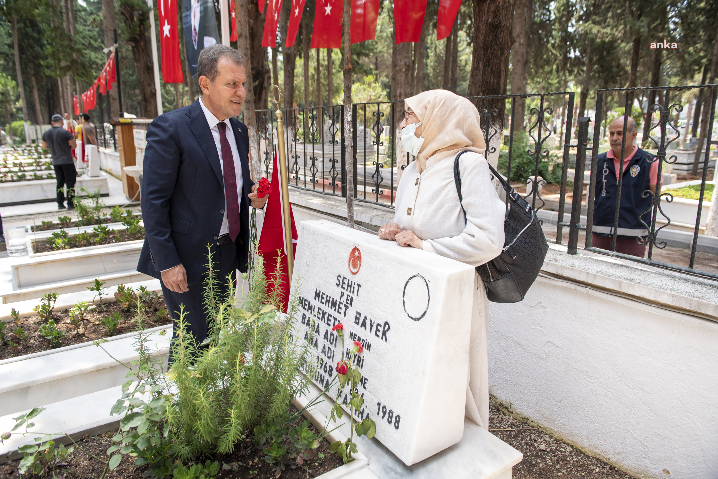 VAHAP SEÇER, BAYRAM ARİFESİNDE ŞEHİTLİĞİ ZİYARET ETTİ