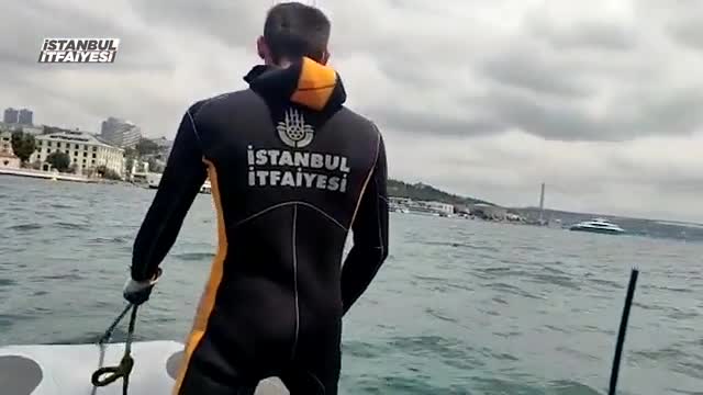 İSTANBUL İTFAİYESİ, BEŞİKTAŞ SAHİLİ AÇIKLARINDA MAHSUR KALAN MARTIYI KURTARDI