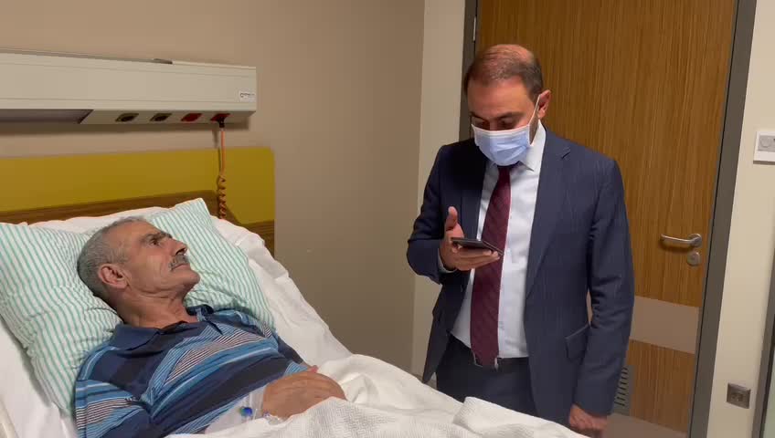 KILIÇDAROĞLU, ELAZIĞ'DA TEDAVİ GÖREN ŞEHİT BABASIYLA GÖRÜŞTÜ