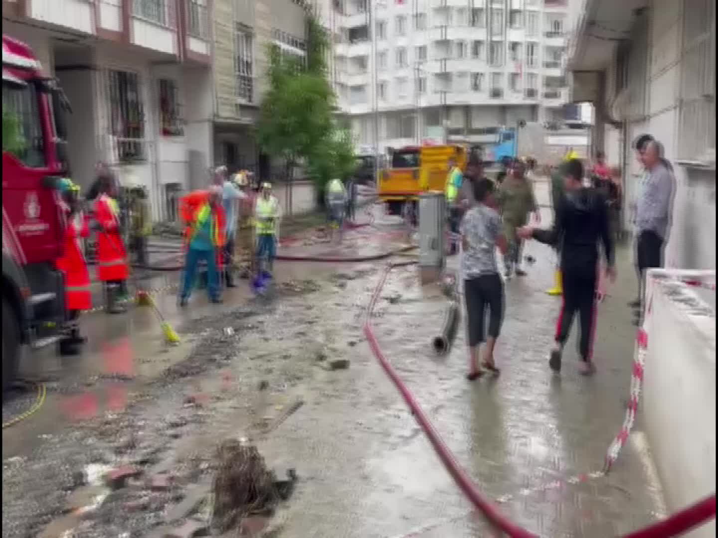 İSTANBUL'DA SAĞANAK ETKİLİ OLDU  EV VE İŞ YERLERİNİ SU BASTI