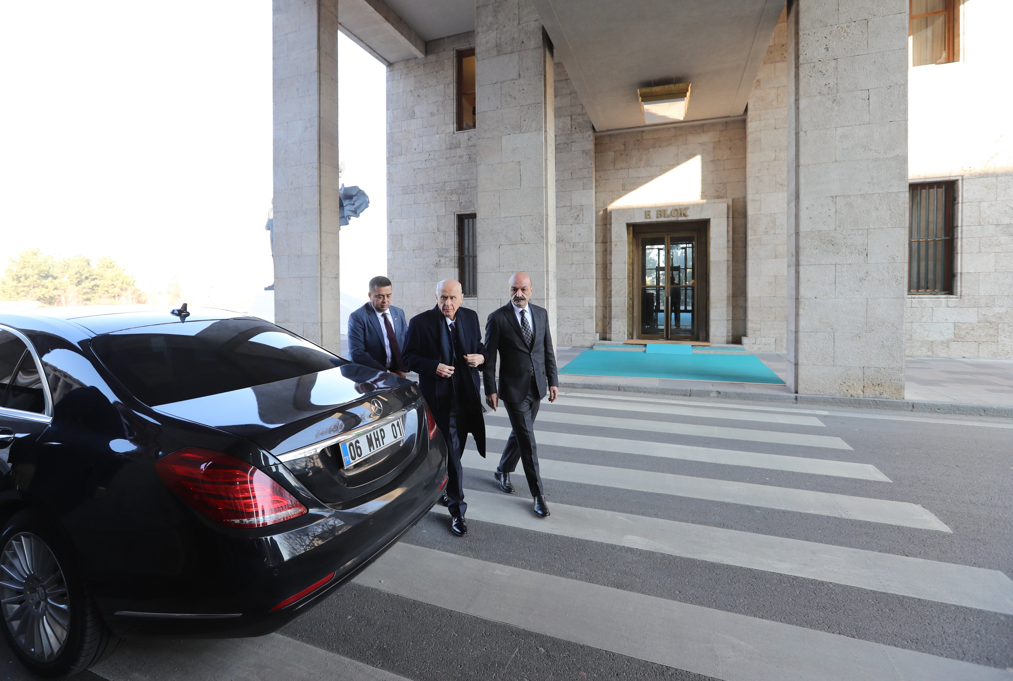 BAHÇELİ’DEN BAROLARA ‘YÜRÜYÜŞ’ ELEŞTİRİSİ: GÜDÜMLÜ KAOS YÜRÜYÜŞÜ