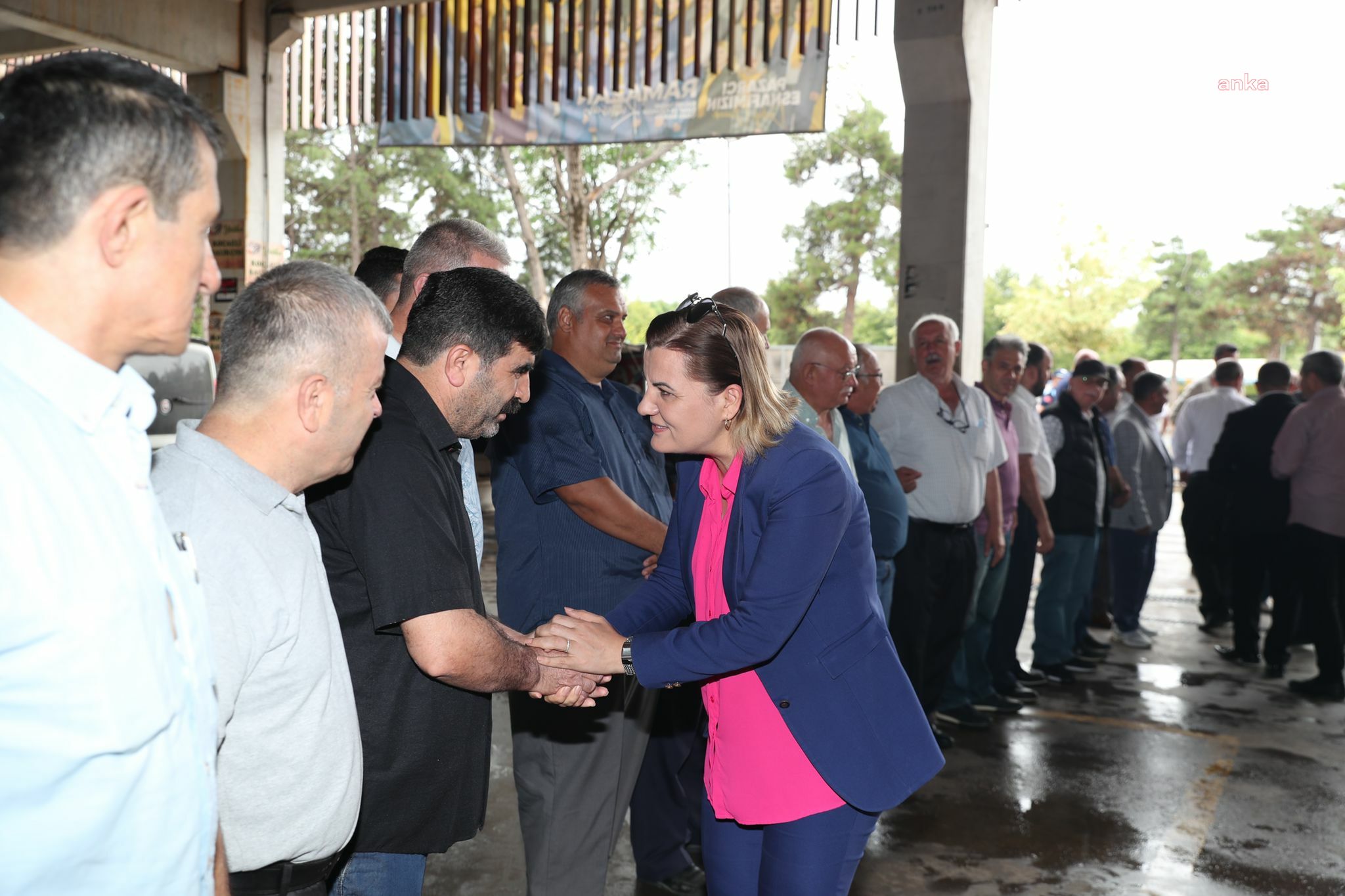 FATMA KAPLAN HÜRRİYET, PAZARCI ESNAFIYLA BAYRAMLAŞTI