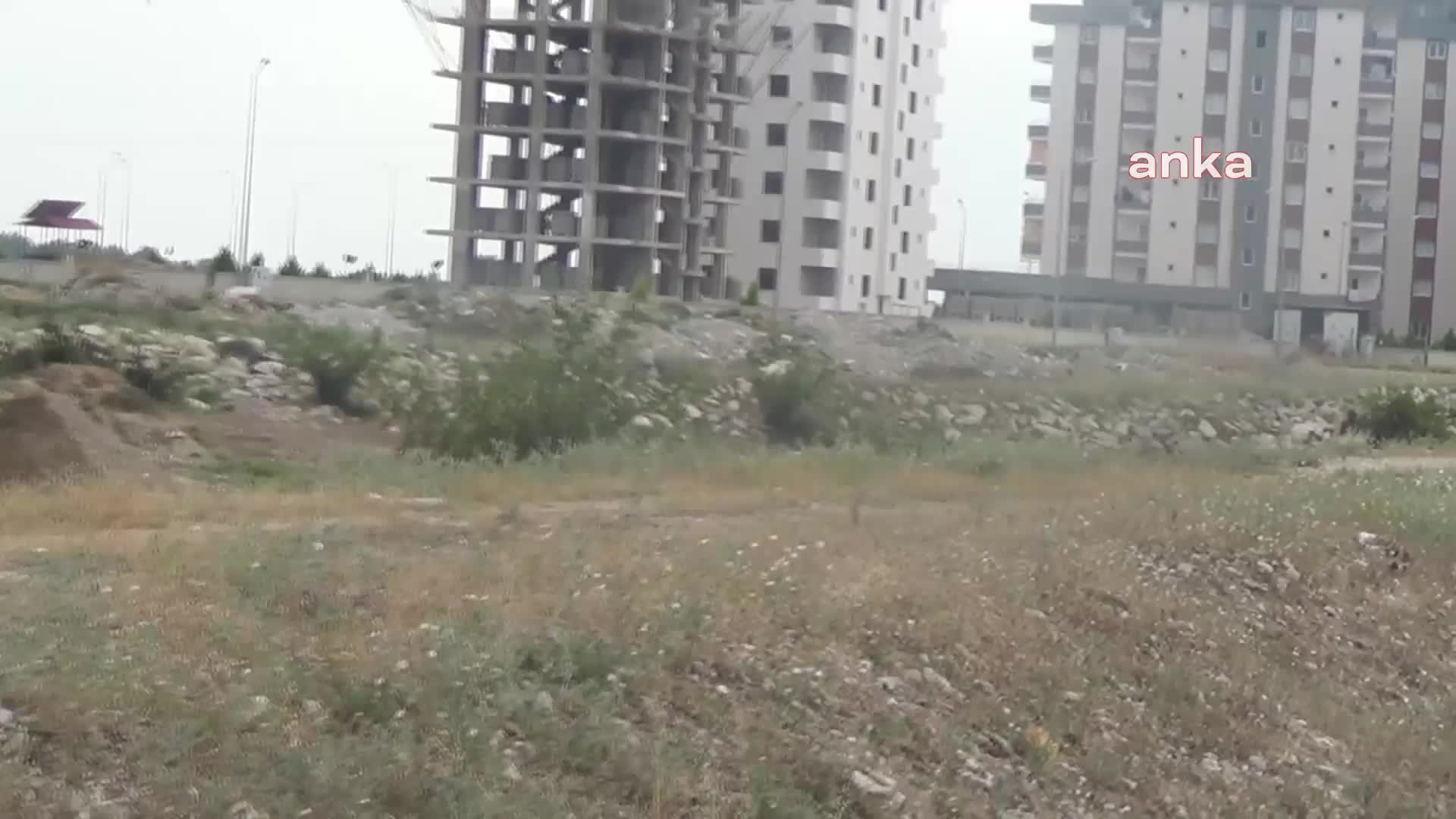 OSMANİYE KADİRLİ'DE VATANDAŞLAR, KURBAN ATIKLARINI ÇAY YATAĞINA GÖMDÜĞÜNÜ İLERİ SÜRDÜKLERİ BELEDİYEYE TEPKİ GÖSTERDİ