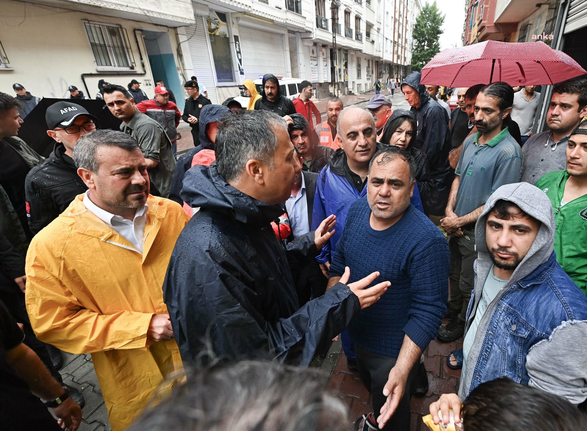 İSTANBUL VALİSİ YERLİKAYA ESENYURT’TA İNCELEMEDE BULUNDU