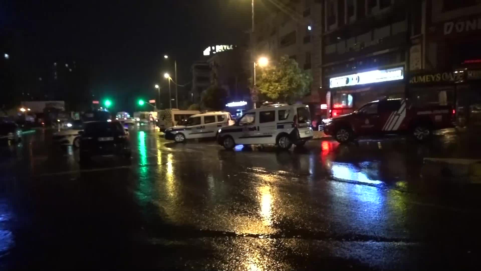 ESENYURT BELEDİYE BAŞKANI BOZKURT'TAN "SAĞANAK YAĞIŞ" AÇIKLAMASI: “GEÇMİŞ YILLARDA YAPILAN YANLIŞ UYGULAMALAR YÜZÜNDEN BU İŞ BURAYA KADAR GELDİ”