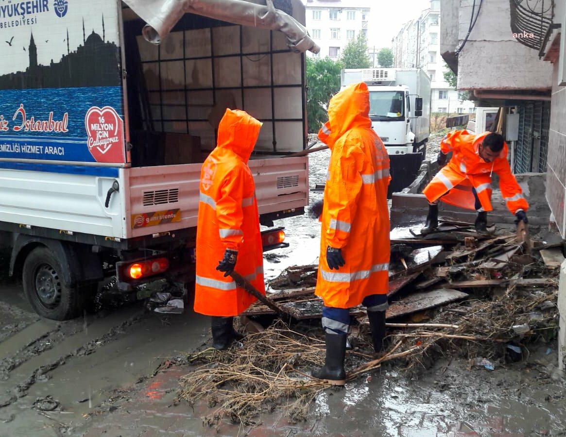 İSTANBUL’DA SELİN VURDUĞU BÖLGELERDE TEMİZLİK DEVAM EDİYOR