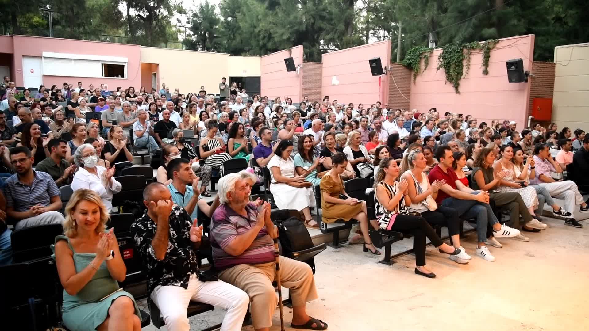 BORNOVA'DA AÇIK HAVA ETKİNLİKLERİNDE KADINLAR SAHNE ALDI