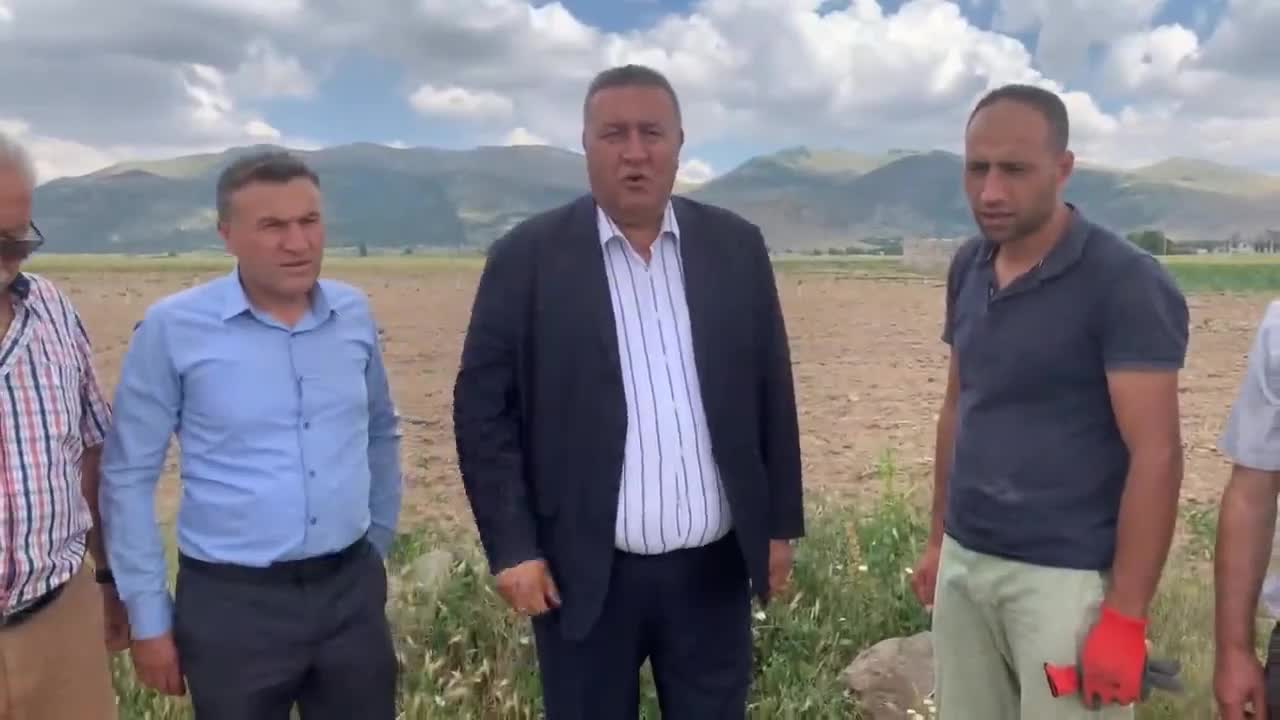 CHP’Lİ GÜRER'E KONUŞAN PATATES ÜRETİCİSİ: “ÇİFTÇİLİK YAPMAK ZORLAŞTI. GÜBRE, MALİYET, MAZOT HEPSİ BELİMİZİ BÜKÜYOR”