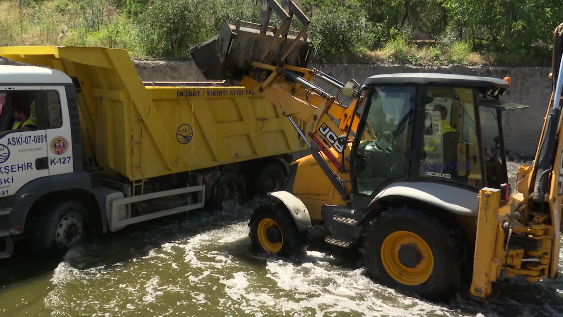 ASKİ’DEN ANKARA ÇAYI’NDA KURBAN ATIĞI VE ÇÖP TEMİZLİĞİ