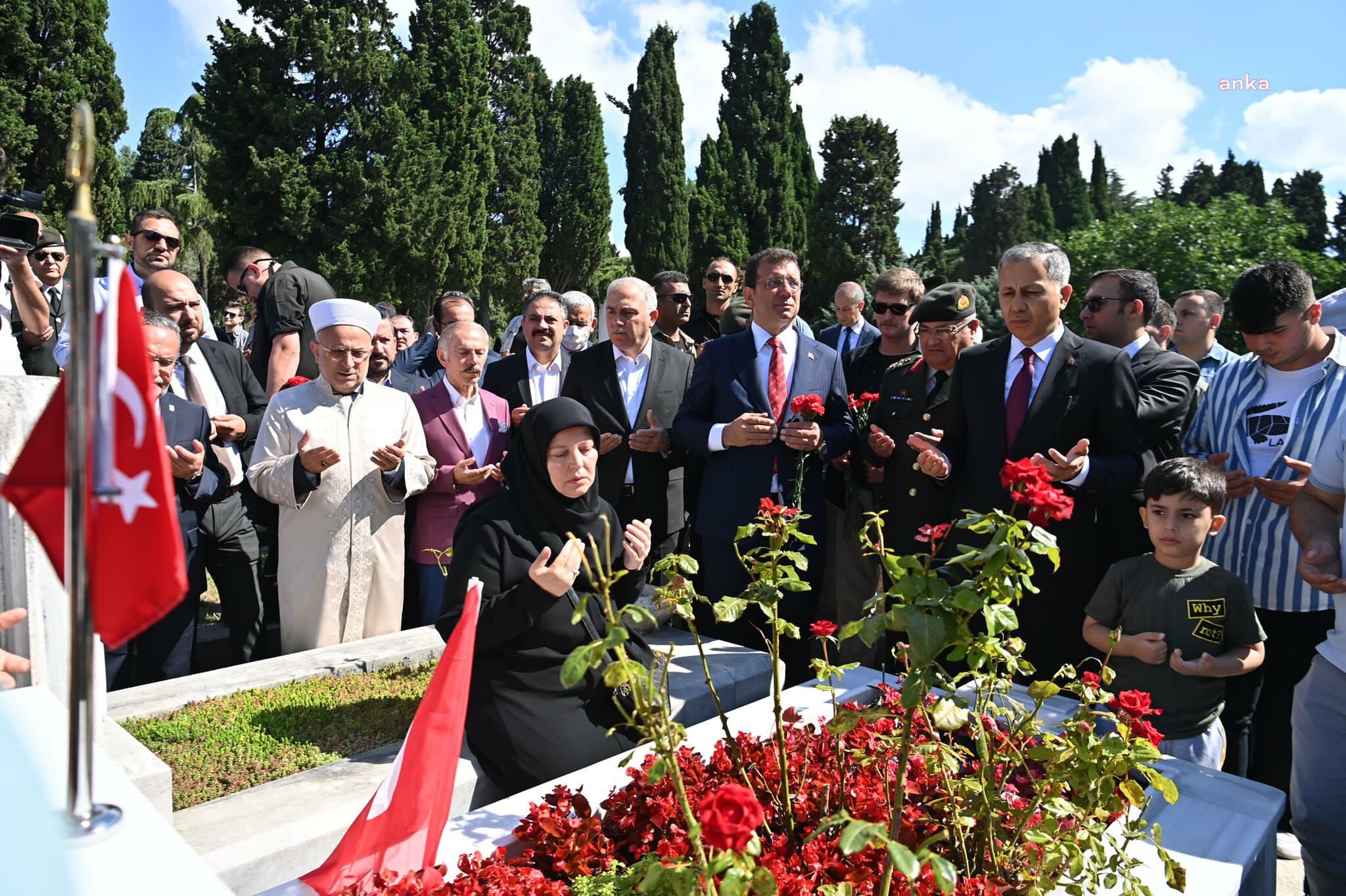 EDİRNEKAPI ŞEHİTLİĞİ’NDE 15 TEMMUZ ŞEHİTLERİ ANILDI