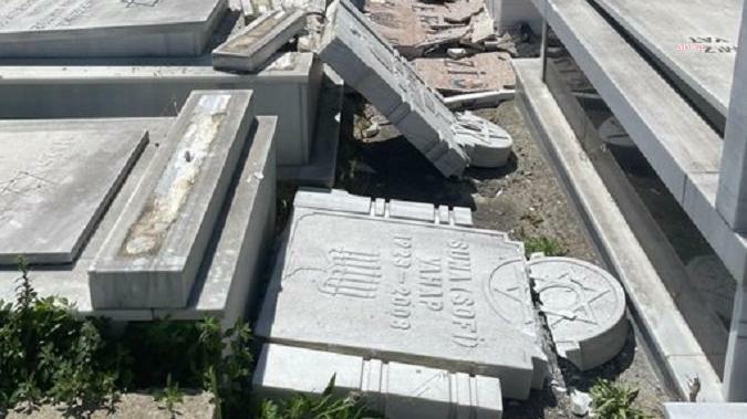 İSTANBUL VALİLİĞİ: YAHUDİLERE AİT 81 MEZAR TAŞI TAHRİP EDİLDİ. SALDIRIYI 11-13 YAŞLARINDA 5 ÇOCUK GERÇEKLEŞTİRDİ