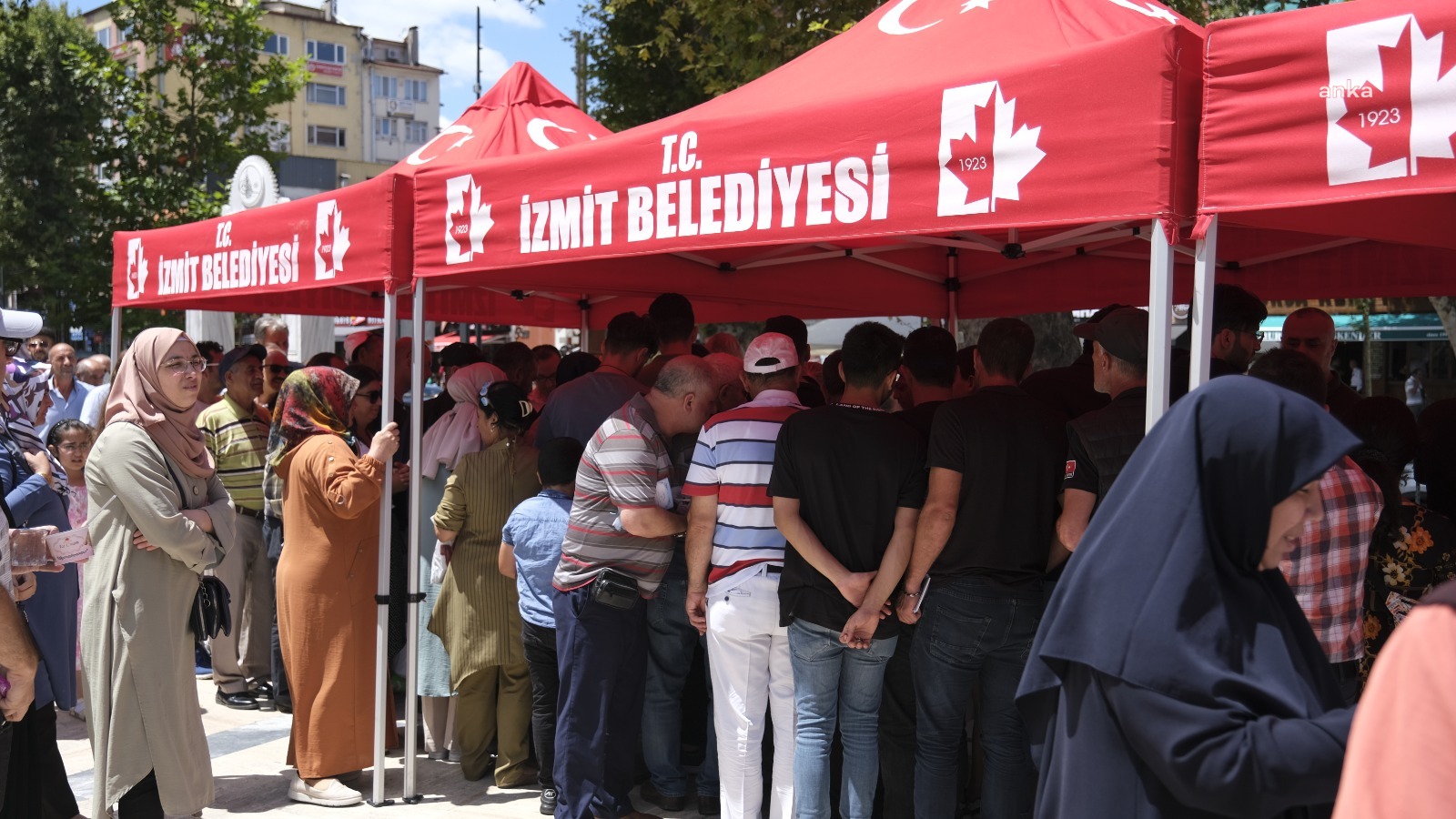 İZMİT BELEDİYESİ, 15 TEMMUZ’DA ŞEHİTLERİ ANMAK İÇİN HELVA VE CÜZ DAĞITTI