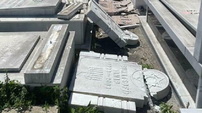 YAHUDİ MEZARLARINI TAHRİP EDEN ÇOCUKLAR AİLELERİNE TESLİM EDİLDİ