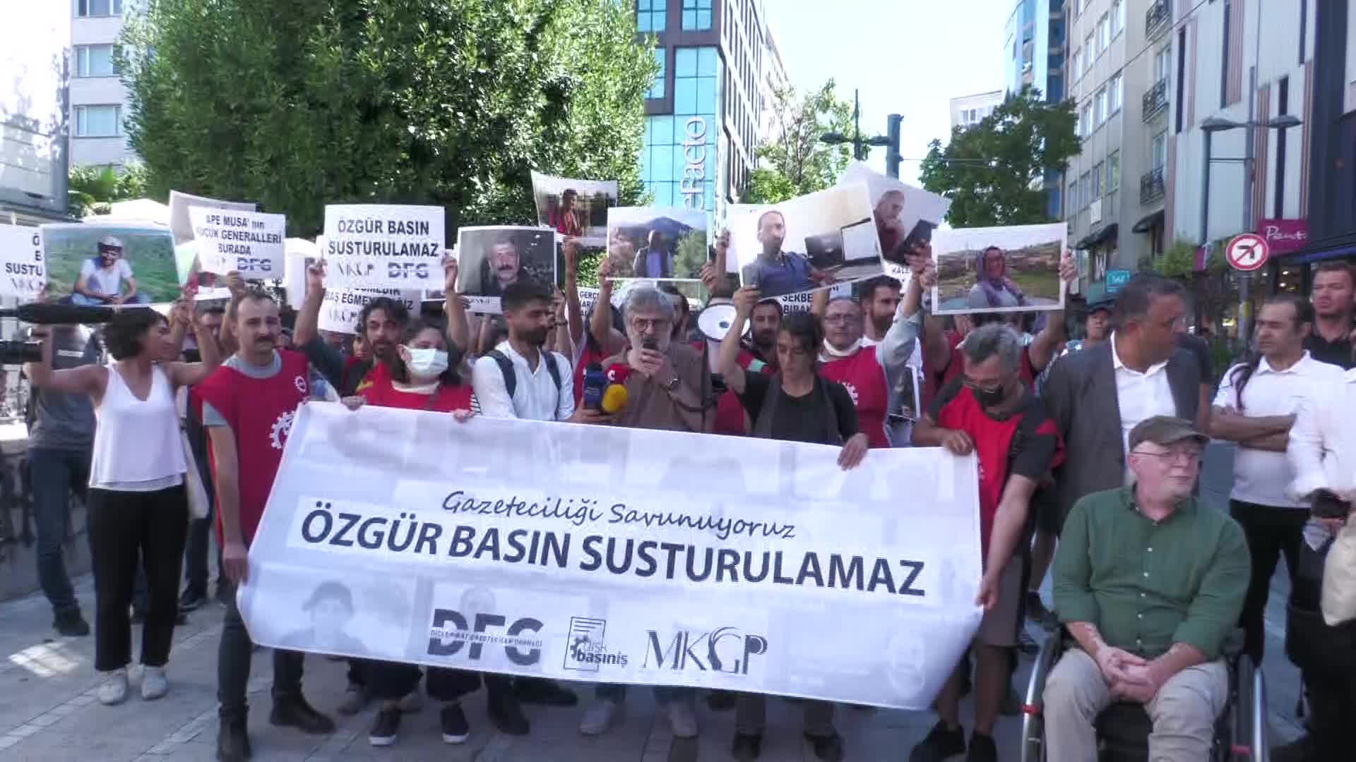 BASIN MESLEK ÖRGÜTLERİ DİYARBAKIR’DA 16 GAZETECİNİN TUTUKLANMASININ BİRİNCİ AYINDA KADIKÖY’DE EYLEM YAPTI
