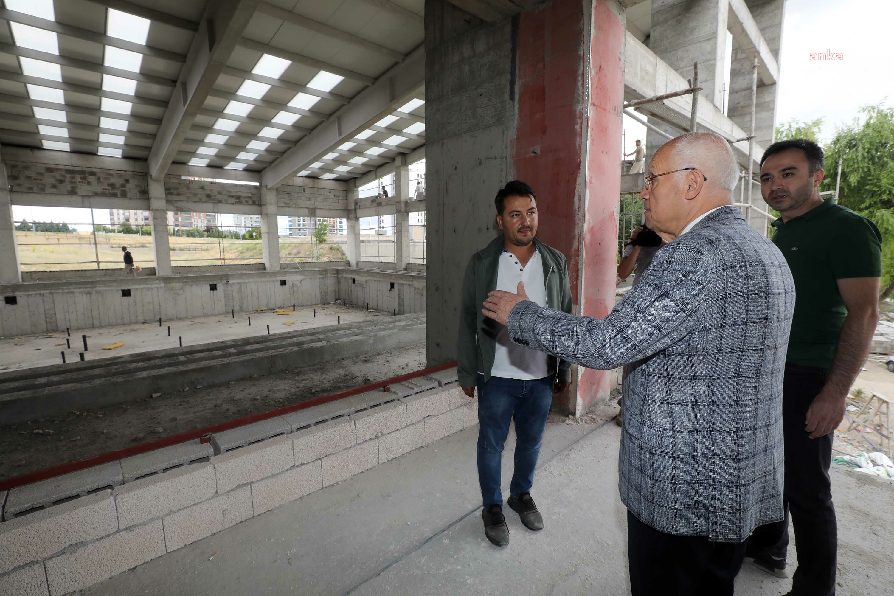 YENİMAHALLE BELEDİYE BAŞKANI YAŞAR, ATA MAHALLESİ YÜZME HAVUZU İNŞAATINI DENETLEDİ