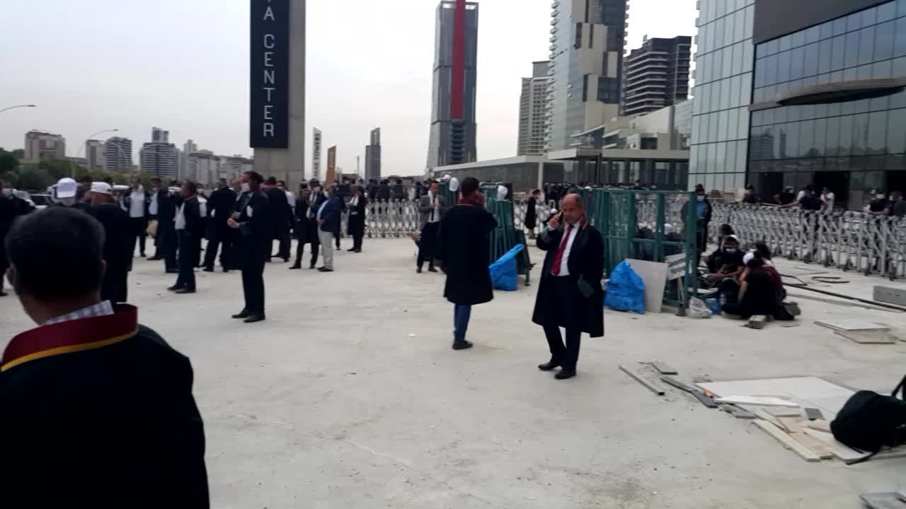 BARİYERLERİN ARKASINDA BÖYLE BEKLEDİLER