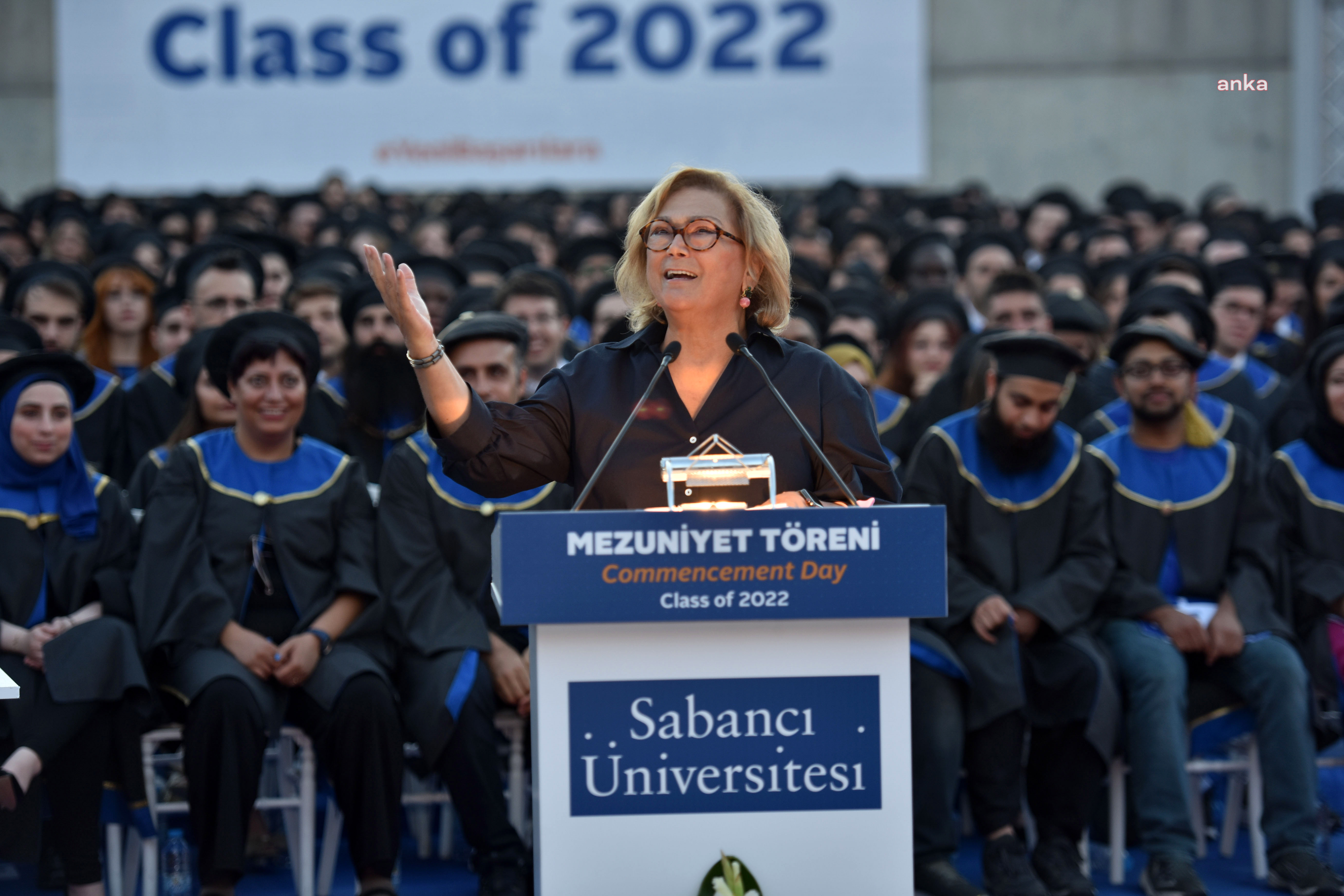 SABANCI ÜNİVERSİTESİ MEZUNLARI DİPLOMALARINI TÖRENLE ALDI. GÜLER SABANCI: “İKLİM KRİZİ YARINA ERTELENMEYECEK BİR MESELE”