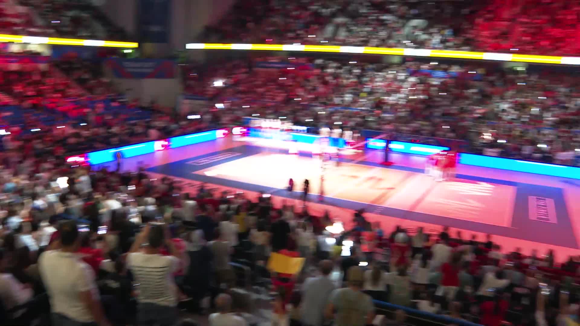 MERAL AKŞENER VE MANSUR YAVAŞ, TÜRKİYE-SIRBİSTAN VOLEYBOL MAÇINI BİRLİKTE İZLEDİ