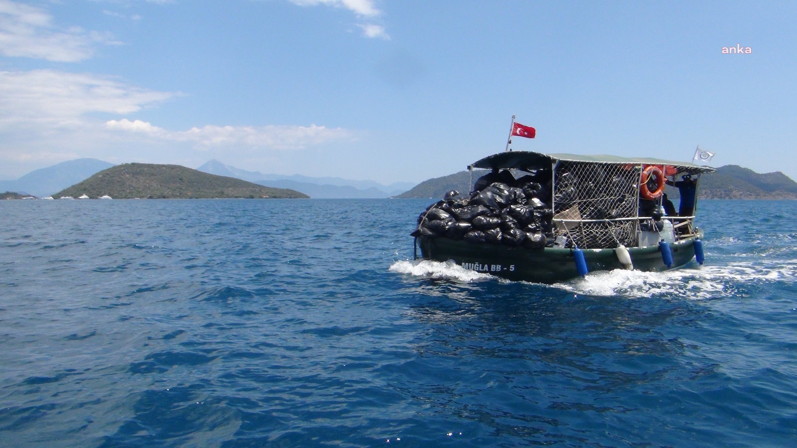MUĞLA BÜYÜKŞEHİR, BAYRAM TATİLİNDE TEKNELERDEN GÜNDE 34 BİN KİLOGRAM ATIK TOPLADI