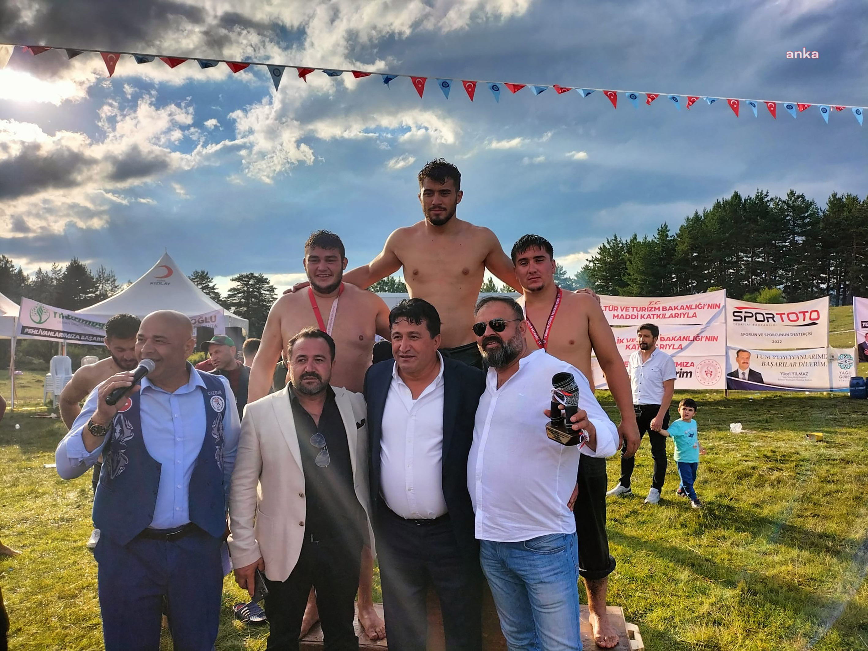 DÖŞEMEALTI BELEDİYESİ’NİN GÜREŞ TAKIMI, EVE 21 MADALYAYLA DÖNDÜ