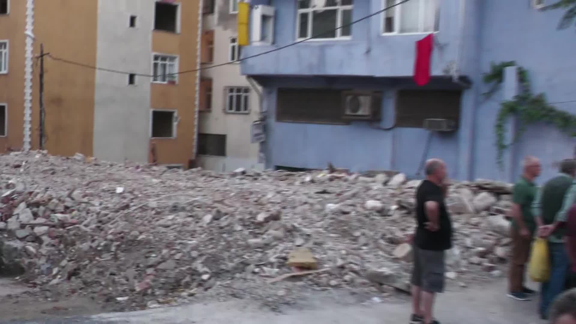 FETİHTEPE’DE KENTSEL DÖNÜŞÜME KARŞI DİRENEN MAHALLELİ: “ELEKTRİĞİ İDARE EDEBİLİYORUZ DA SUSUZLUK ÇOK KÖTÜ. CAMİYE İKİ KERE GİTTİM, İKİNCİSİNDE BENİ KOVDULAR”